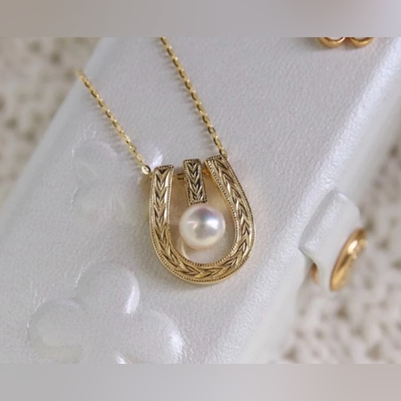 RETAIL 💰315 14K GOLD PLATED Shoehorn U Shape Pearl Pendant Necklace